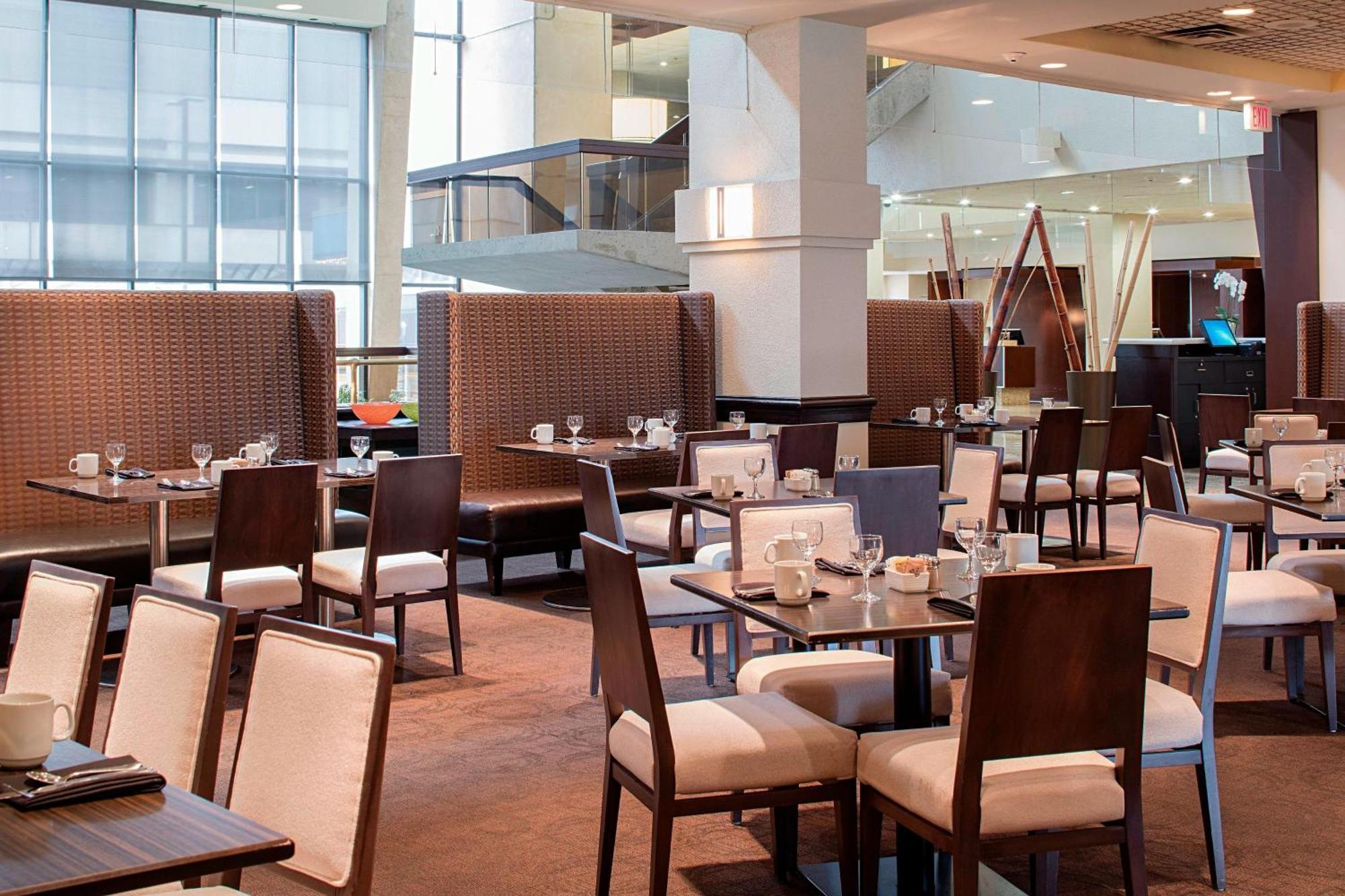 Delta Hotels Calgary Airport In-Terminal Экстерьер фото